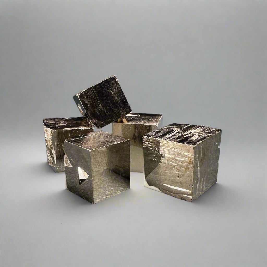 Pyrittikuutioita päällekkäin, luonnon muovaamia - Five natural pyrite cubes