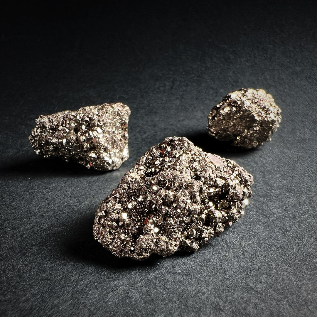 Pyriitin kullanhohtoisia raakakappaleita – golden metallic raw pyrite pieces