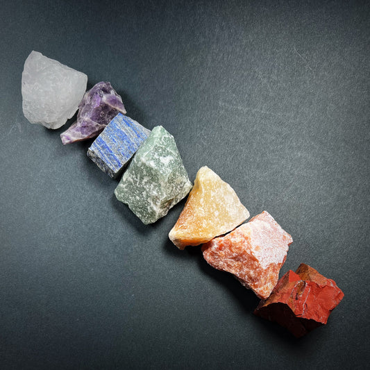 Chakra-kristallit raakakivinä: kvartsi, chveron ametisti, lapis lazuli, sitriini, karneoli ja jaspis.