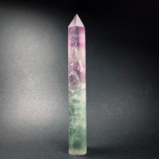 Vesimelonifluoriitti joka on muodoltaan obeliskin muotoinen. Fluoriitti kuuluu kristalleihin.
