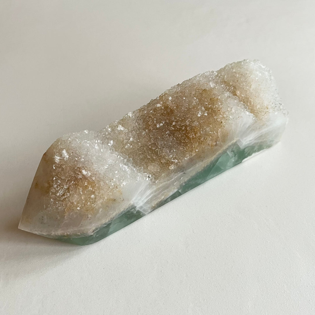 Kuvassa fluoriittitorni valkoisella taustalla.