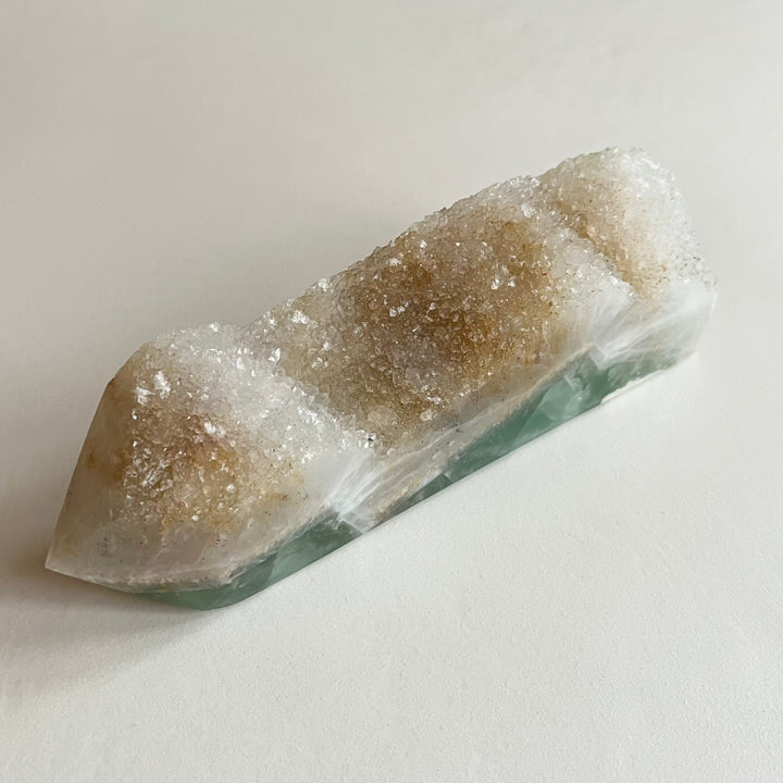 Kuvassa fluoriittitorni valkoisella taustalla.