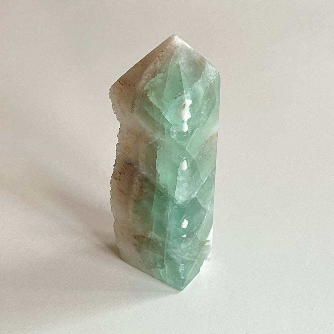 Kuvassa fluoriittitorni valkoisella taustalla.