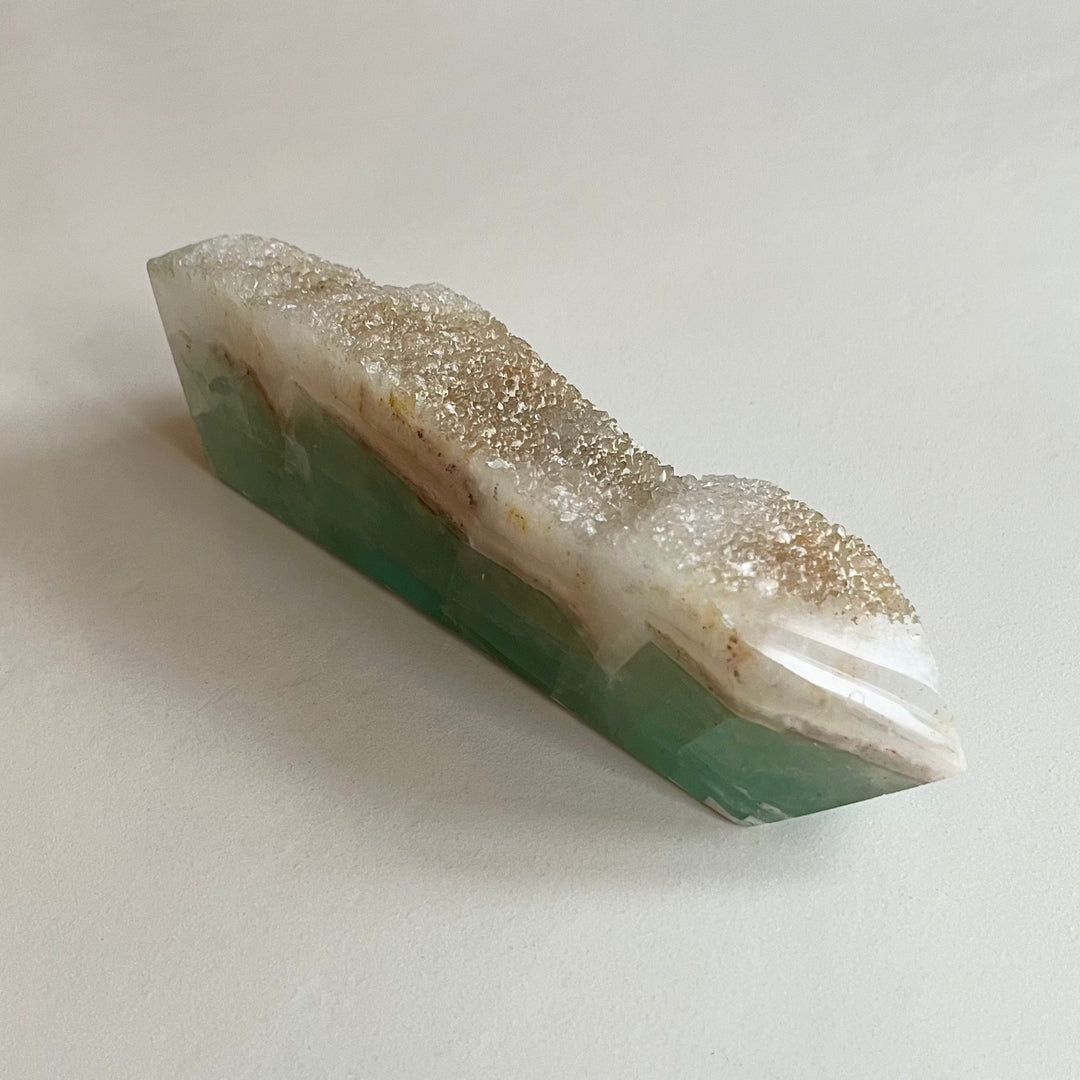 Kuvassa fluoriittitorni valkoisella taustalla.