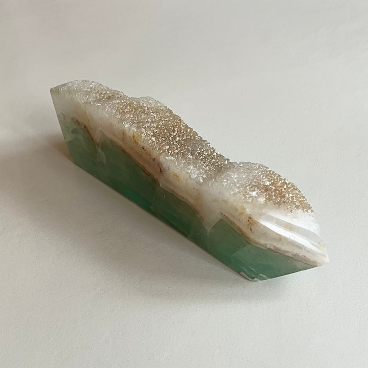 Kuvassa fluoriittitorni valkoisella taustalla.