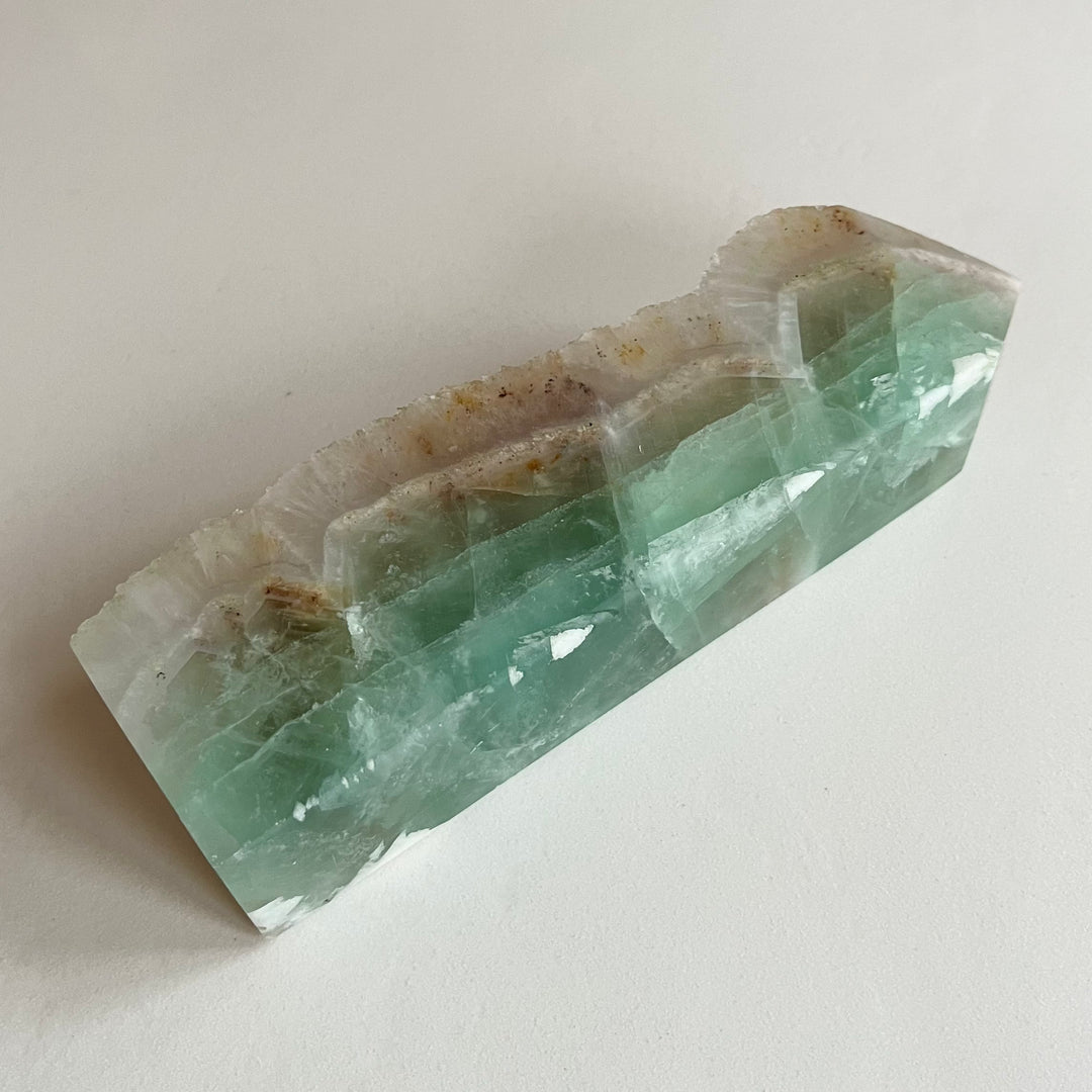Kuvassa fluoriittitorni valkoisella taustalla.