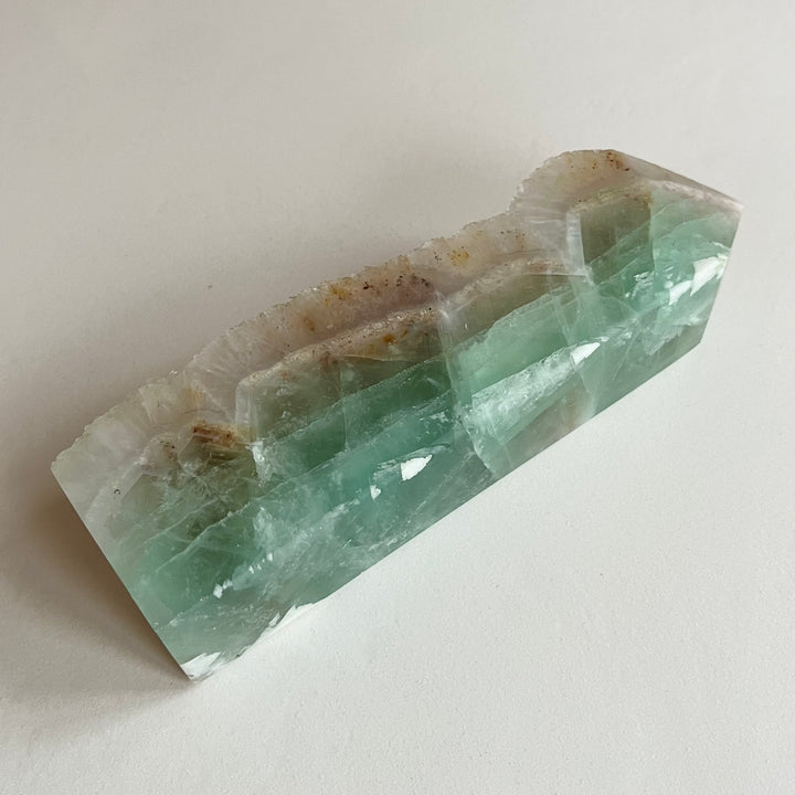 Kuvassa fluoriittitorni valkoisella taustalla.