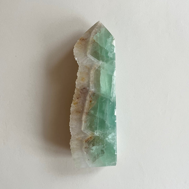 Kuvassa fluoriittitorni valkoisella taustalla.