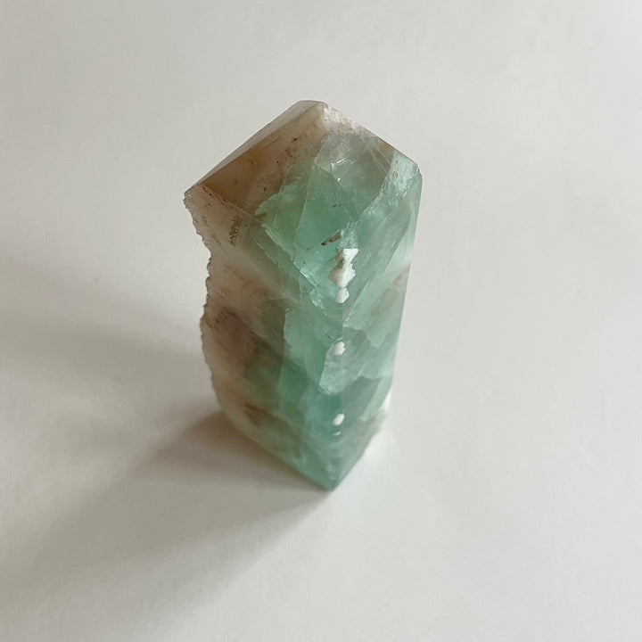 Kuvassa fluoriittitorni valkoisella taustalla.
