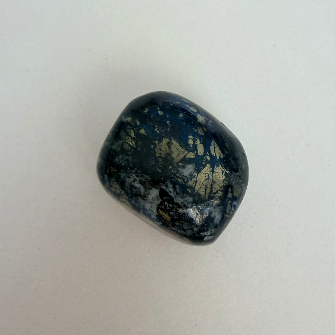 Kuva 2: kovelliitti hiottu kivi tummansininen kuparisulfidimineraali
Image 2: tumbled covellite stone dark blue copper sulfide mineral