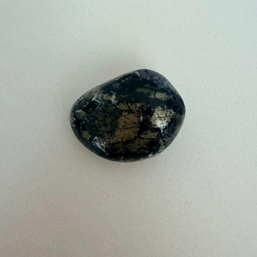 Kuva 1: hiottu kovelliitti sininen mineraalikivi metallisilla välähdyksillä
Image 1: polished covellite stone with deep blue color and metallic flashes