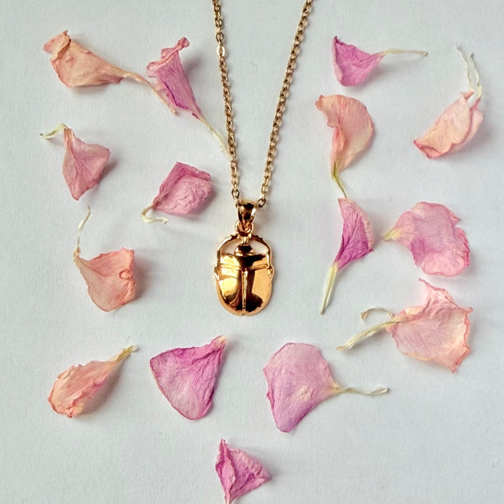 Scarabe -amuletti, 18k kultaus - Muinaisen Egyptin pyhä suojelija ja uudistumisen symboli