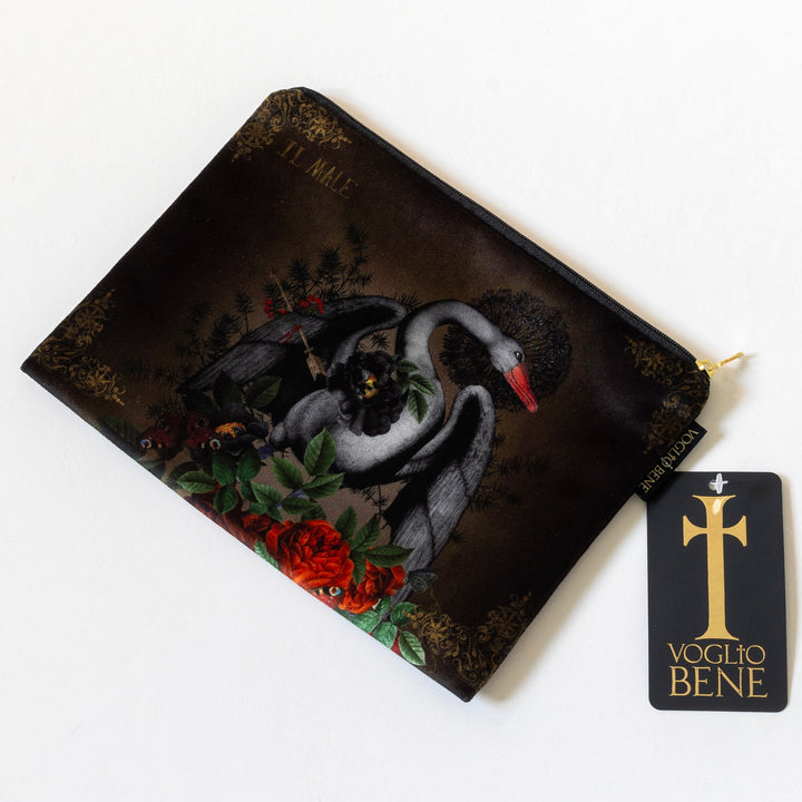 Voglio Bene -pussukka, takapuoli, kuvassa musta joutsen, symboloi mysteeriä ja sisäistä voimaa. - Voglio Bene pouch, back view, featuring a black swan, symbolising mystery and inner strength.