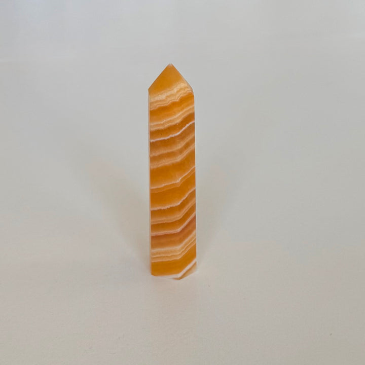 Raidallinen oranssi kalsiittitorni - Mahdollisuuksien maksimoija