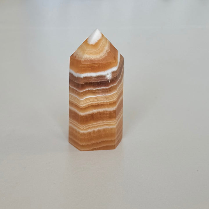 Raidallinen oranssi kalsiittitorni - Mahdollisuuksien maksimoija