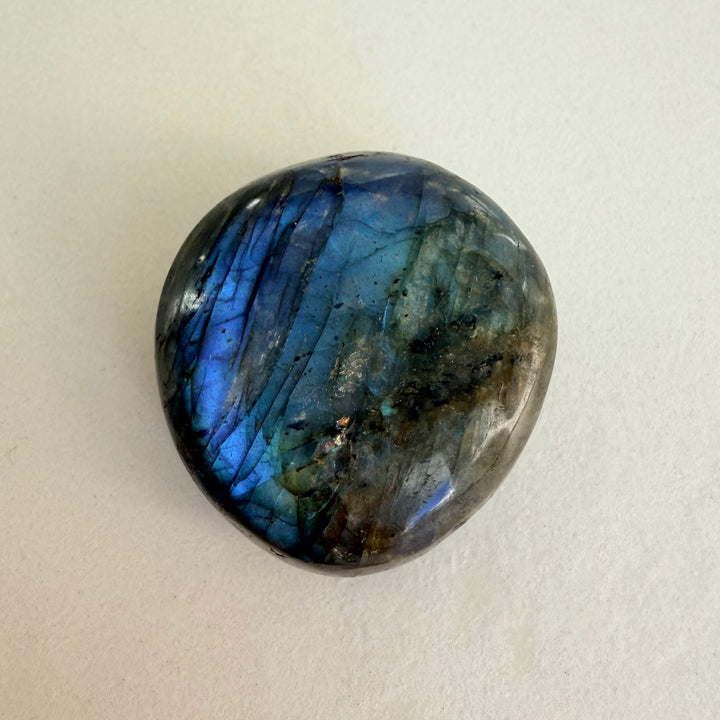 Labradoriitti kämmenkivi - Mysteereihin vihkiytymisen kivi