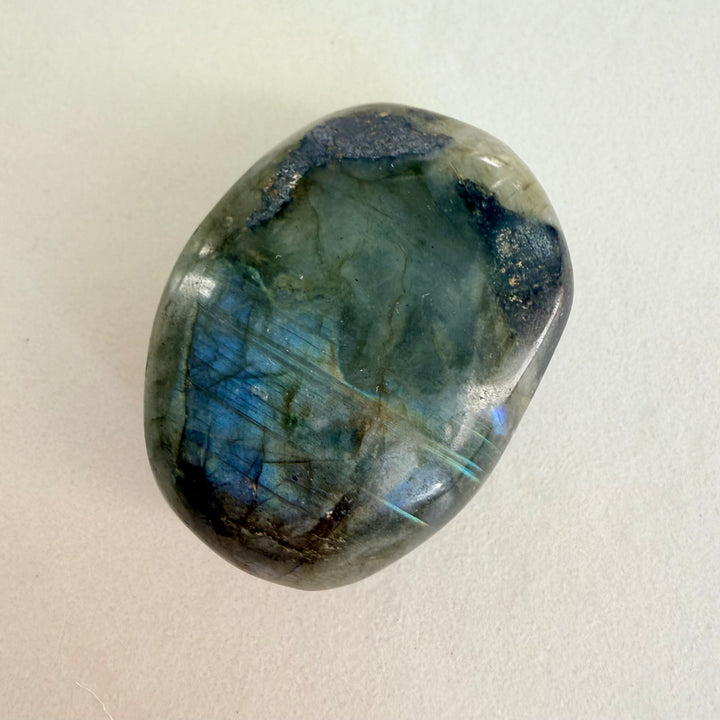 Labradoriitti kämmenkivi - Mysteereihin vihkiytymisen kivi