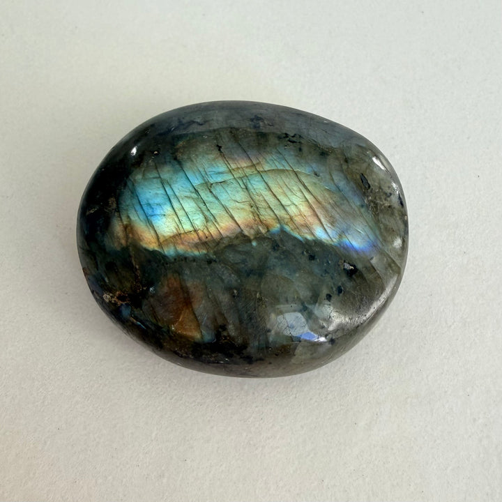 Labradoriitti kämmenkivi - Mysteereihin vihkiytymisen kivi