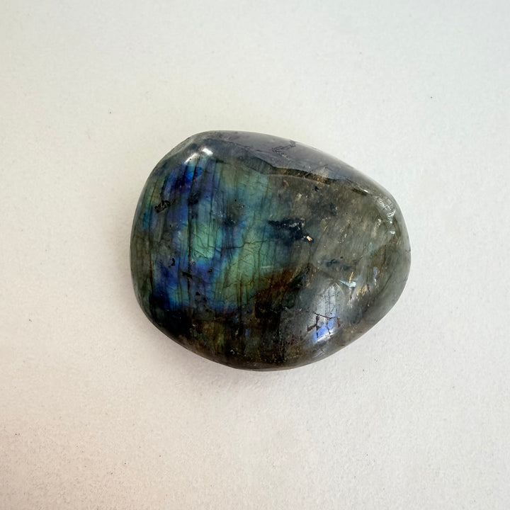 Labradoriitti kämmenkivi - Mysteereihin vihkiytymisen kivi