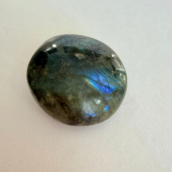 Labradoriitti kämmenkivi - Mysteereihin vihkiytymisen kivi