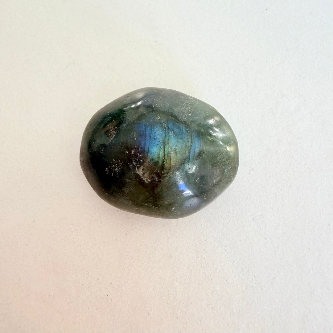 Labradoriitti kämmenkivi - Mysteereihin vihkiytymisen kivi