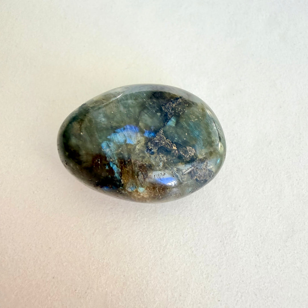 Labradoriitti kämmenkivi - Mysteereihin vihkiytymisen kivi