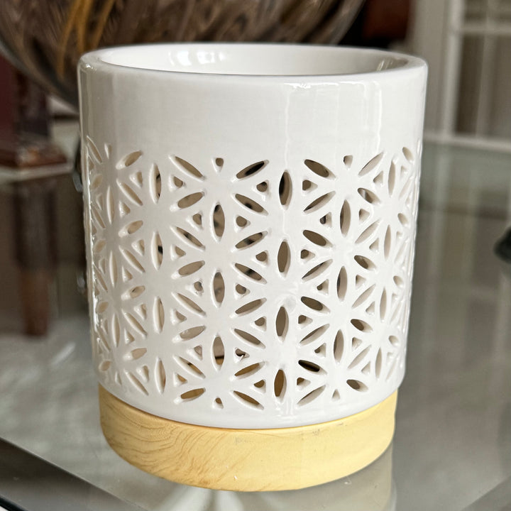 Flower of Life -tuoksulyhty, käsintehtyä keramiikkaa Céramy-sarjasta, sivulta kuvattuna kokonaisuudessaan. - Flower of Life aroma lamp, handcrafted ceramic from the Céramy series, photographed from the side in full view.