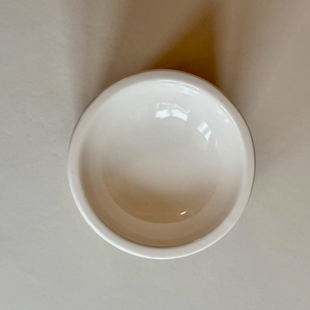 Flower of Life -tuoksulyhty ylhäältä kuvattuna, näkyvissä symmetrinen keramiikkakuviollinen yläosa. - Flower of Life aroma lamp photographed from above, showing the ceramic top with symmetrical pattern.