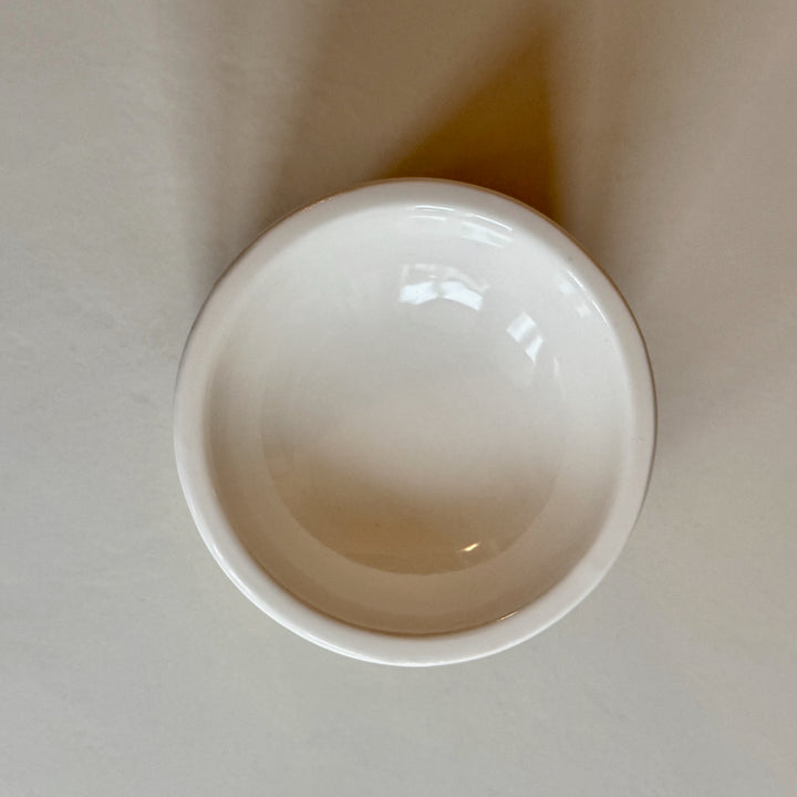 Flower of Life -tuoksulyhty ylhäältä kuvattuna, näkyvissä symmetrinen keramiikkakuviollinen yläosa. - Flower of Life aroma lamp photographed from above, showing the ceramic top with symmetrical pattern.