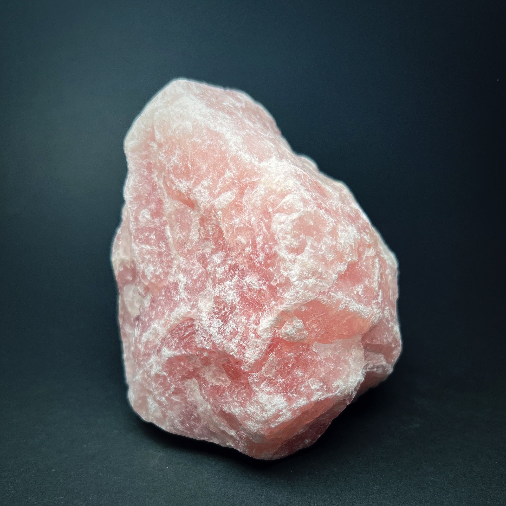 Ruusukvartsi, kaunis vaaleanpunainen raakakristalli iso kappale - Rose quartz, pink rough crystal big piece.