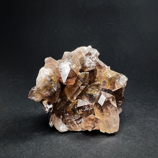Savukvartsiklusteri, kristalli jossa savukvartsikärkiä rypäleenä yläkuva-  Smokey Quartz cluster, a crystal with multiple smoky quartz points top view.