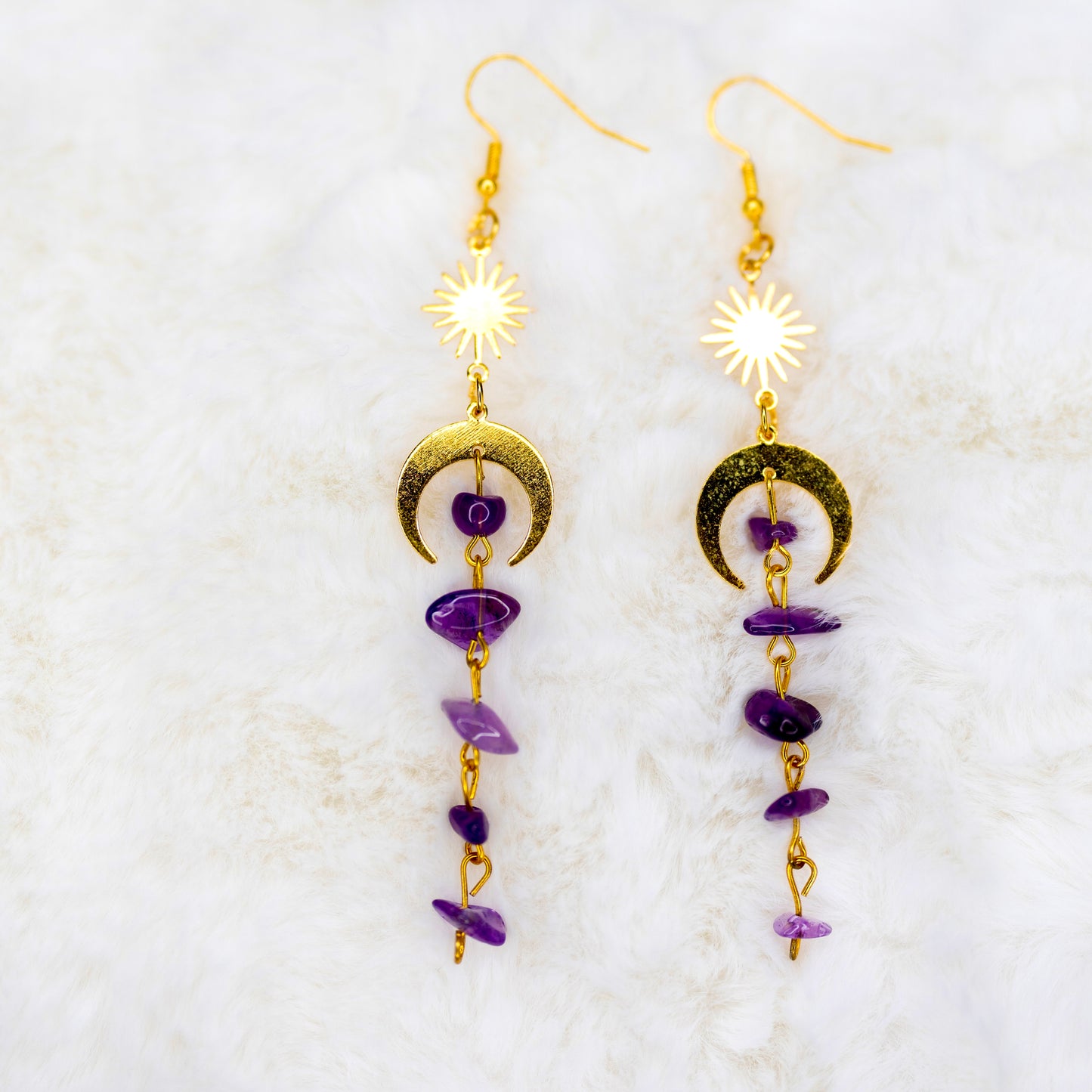 Korvakorut, joissa on aurinko- ja kuusymbolit sekä ametistikristallit, tuovat tasapainoa ja henkistä voimaa - Earrings featuring sun and moon symbols with amethyst crystals, symbolizing balance and spiritual strength