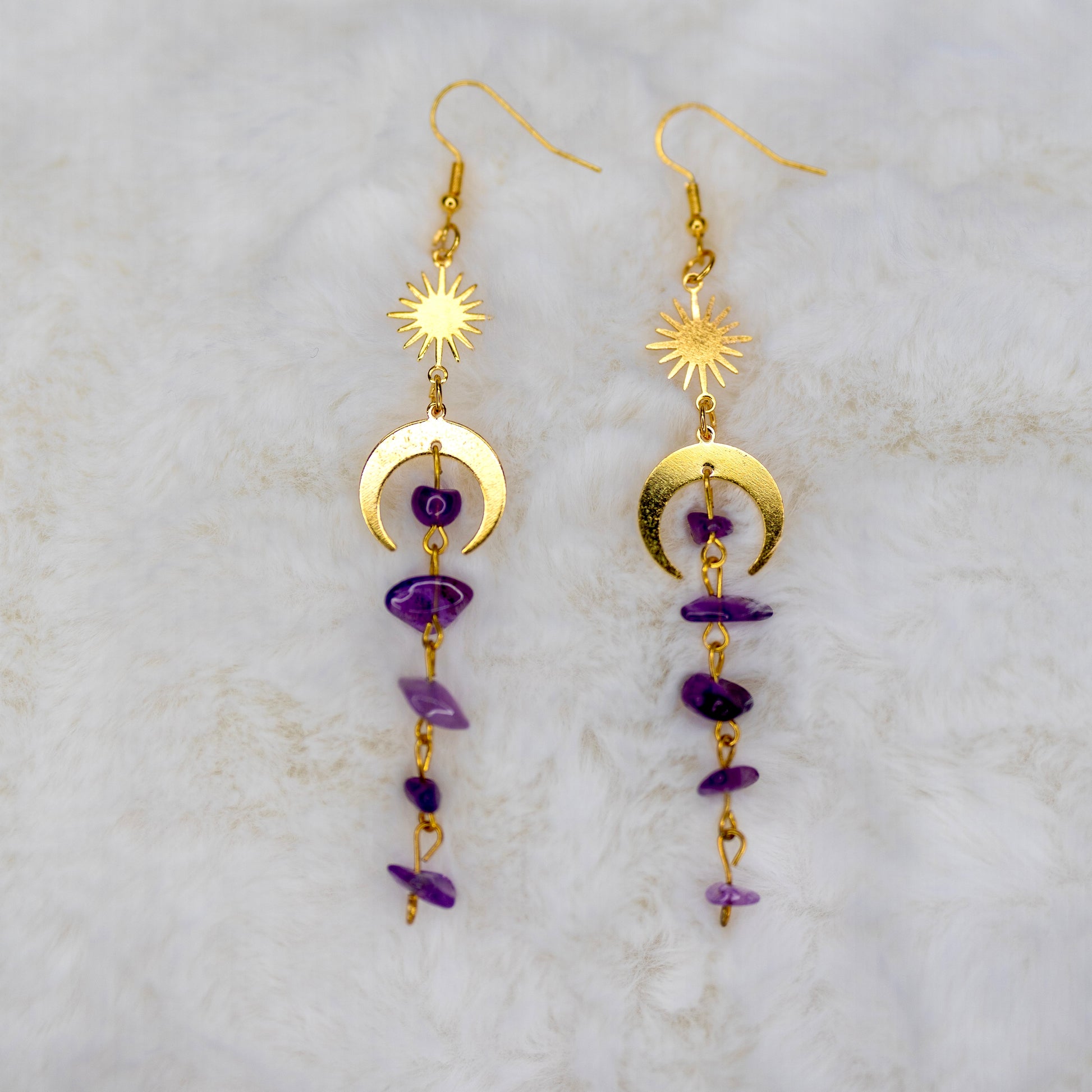 Pitkät korvakorut, joissa yhdistyvät taivaan elementit ja ametistin rauhoittava energia - Long earrings combining celestial elements and the calming energy of amethyst