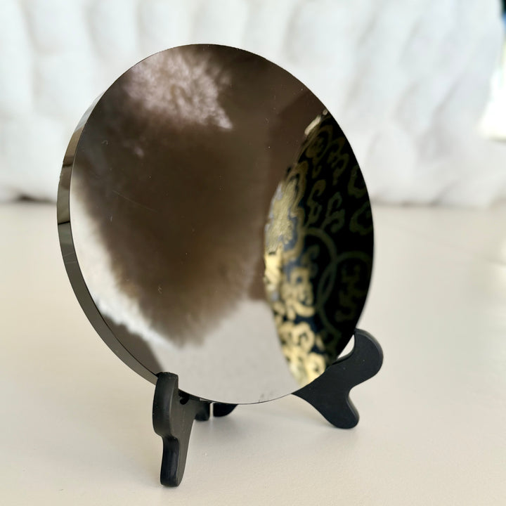 Obsidiaanipeili sivulta, heijastava pinta ja levyn paksuus näkyvissä - Obsidian mirror side view showing reflective surface and disc thickness