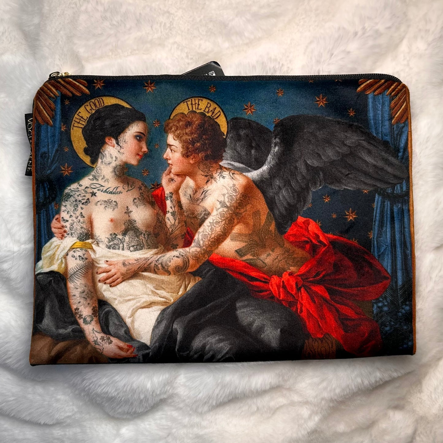 Voglio Benen One Against Being -samettipussukka, etupuoli, jossa symbolinen kuva naisesta ja siivekkäästä miehestä. - Front view of the One Against Being velvet pouch by Voglio Bene, featuring symbolic imagery of a woman and a winged man with celestial accents.