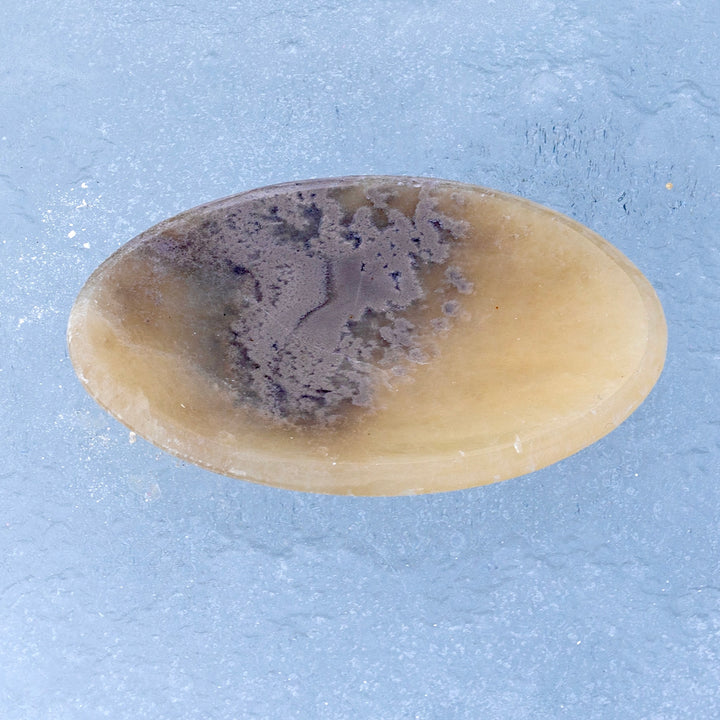 Onyksilautanen, soikea muoto ja kaunis vaalean ja tumman kivivärin vaihtelu.