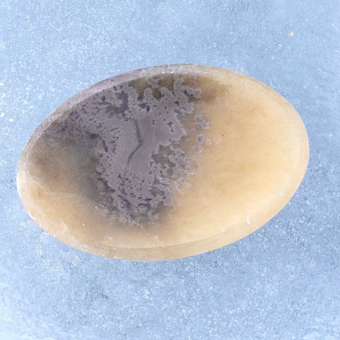 Onyksilautanen, soikea muoto ja kaunis vaalean ja tumman kivivärin vaihtelu.