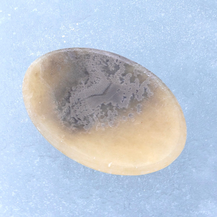 Onyksilautanen, soikea muoto ja kaunis vaalean ja tumman kivivärin vaihtelu.