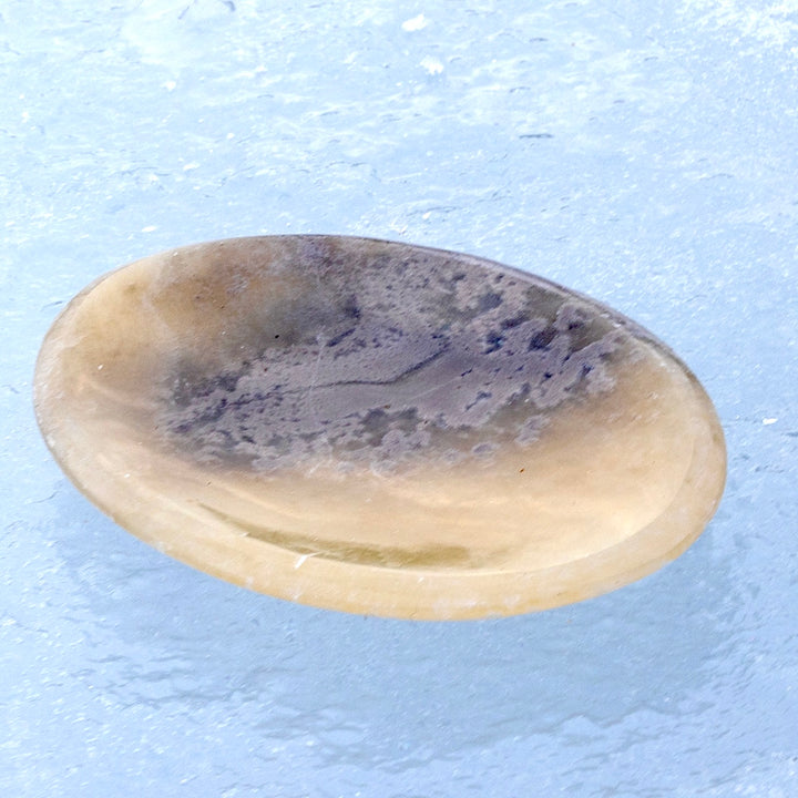 Onyksilautanen, soikea muoto ja kaunis vaalean ja tumman kivivärin vaihtelu.