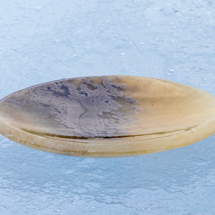 Onyksilautanen, soikea muoto ja kaunis vaalean ja tumman kivivärin vaihtelu.