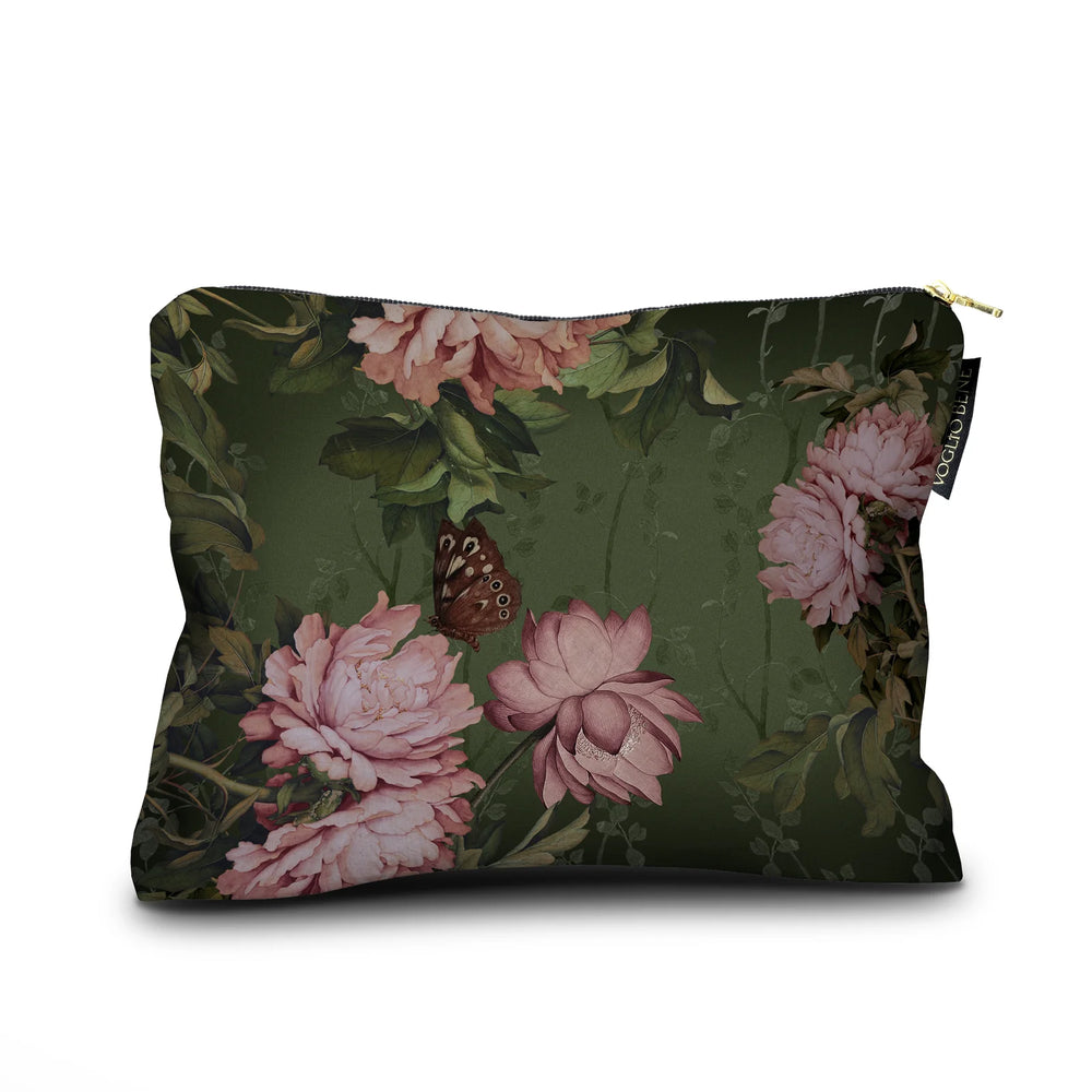 Kukkakuvioinen samettipussukka Voglio Beneltä. Porcelaine nimisessä kuvioinnissa vihreällä taustalla, pionikimppu maljakossa sekä lintuja ja perhosia. - Floral velvet pouch from Voglio Bene. The Porcelaine titled imagery with green background, peony bouquet in a vase with birds and butterflies.