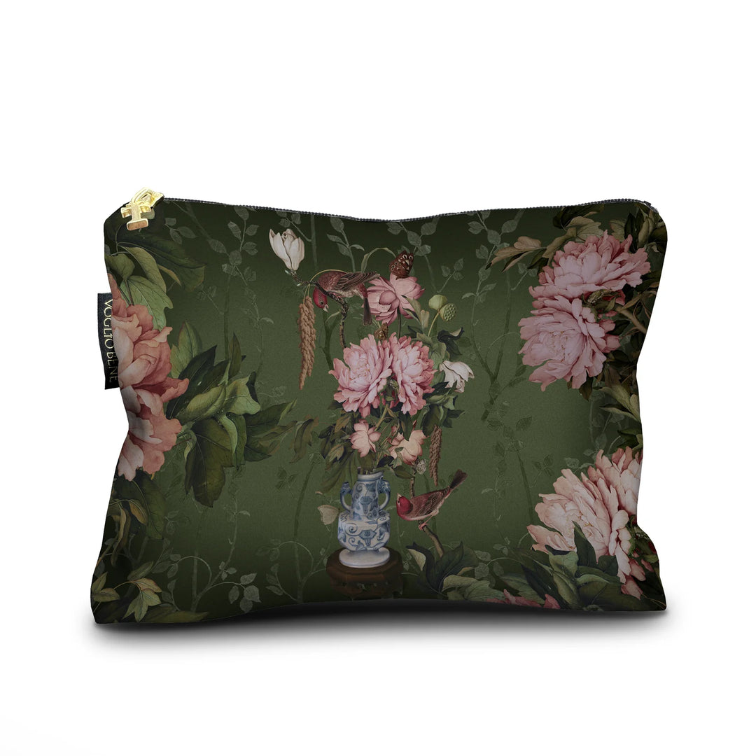 Kukkakuvioinen samettipussukka Voglio Beneltä nimeltään Porcelaine. Vihreällä taustalla, vaaleanpunaisia pioneja ja perhonen keskellä. - Floral velvet pouch from Voglio Bene named Porcelaine. With green background, pink peonies and a butterfly in the center.