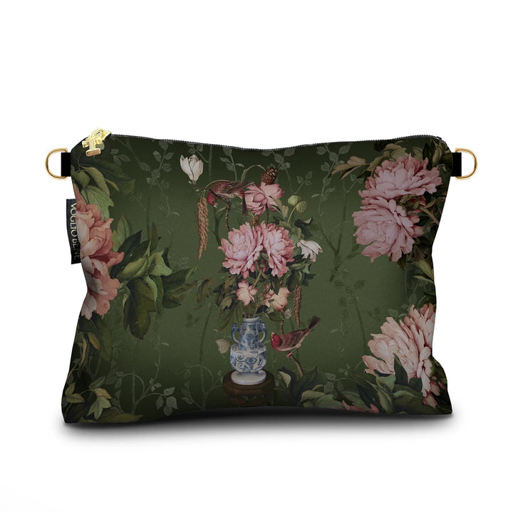 Voglio Bene Porcelaine kukkakuvioinen laukku vihreällä taustalla, pionikimppu maljakossa sekä lintuja ja perhosia, sivuilla olkahihnan kiinnikkeet. - Voglio Bene Porcelaine floral bag with green background, peony bouquet in a vase with birds and butterflies, with shoulder strap attachments.