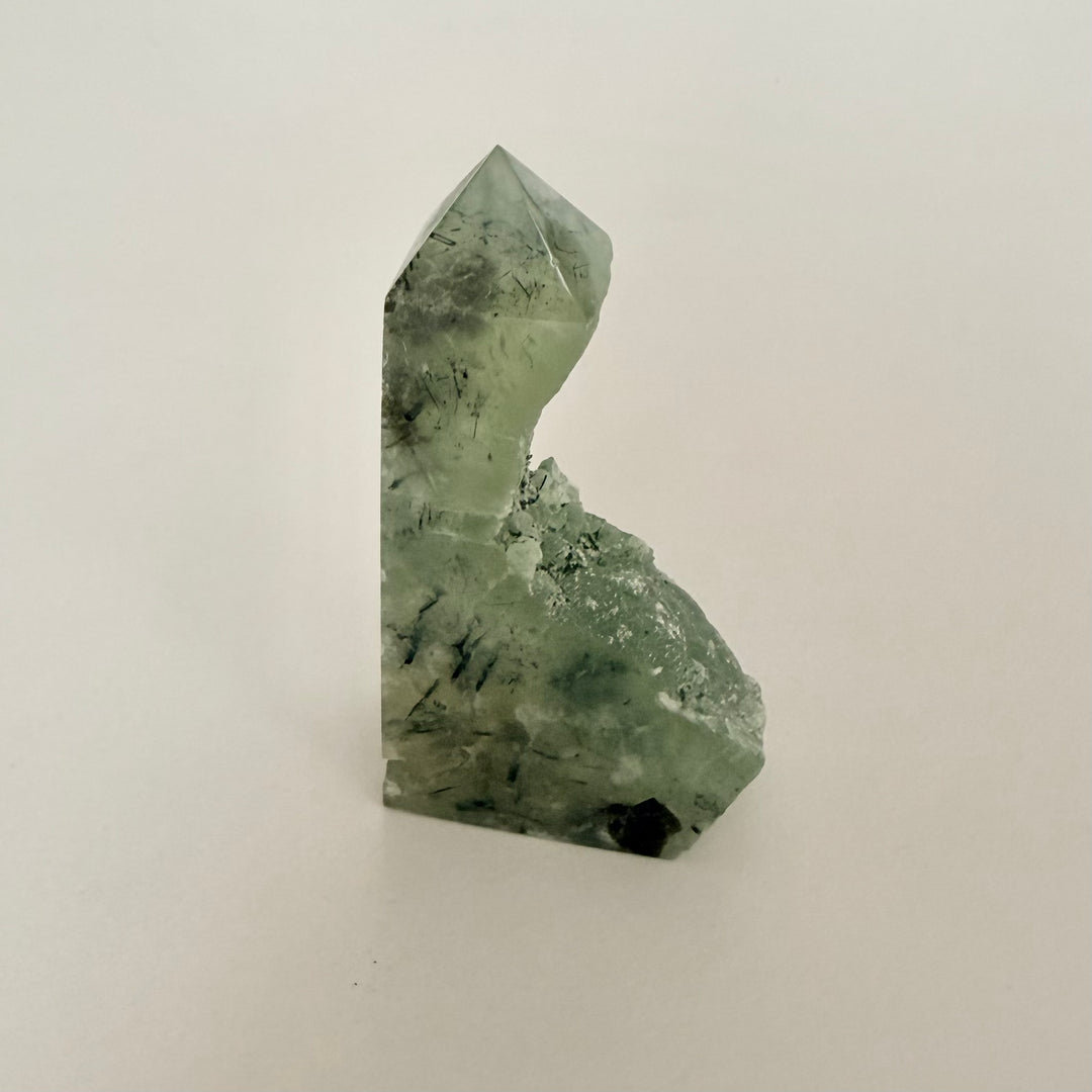Osittain hiottu prehniittitorni vaaleanvihreää luonnonkiveä
Partially polished prehnite tower in light green natural stone