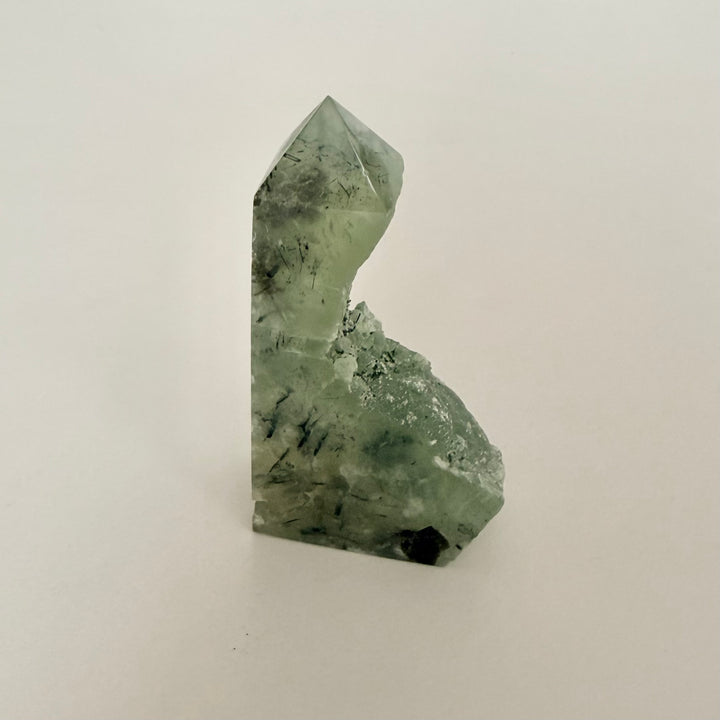 Osittain hiottu prehniittitorni vaaleanvihreää luonnonkiveä
Partially polished prehnite tower in light green natural stone