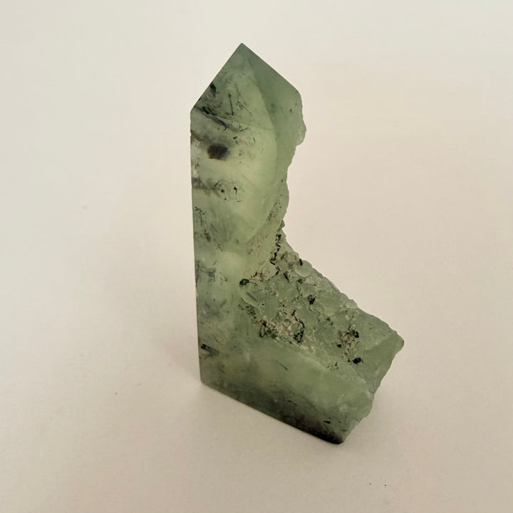 Osittain hiottu prehniittitorni vaaleanvihreää luonnonkiveä
Partially polished prehnite tower in light green natural stone