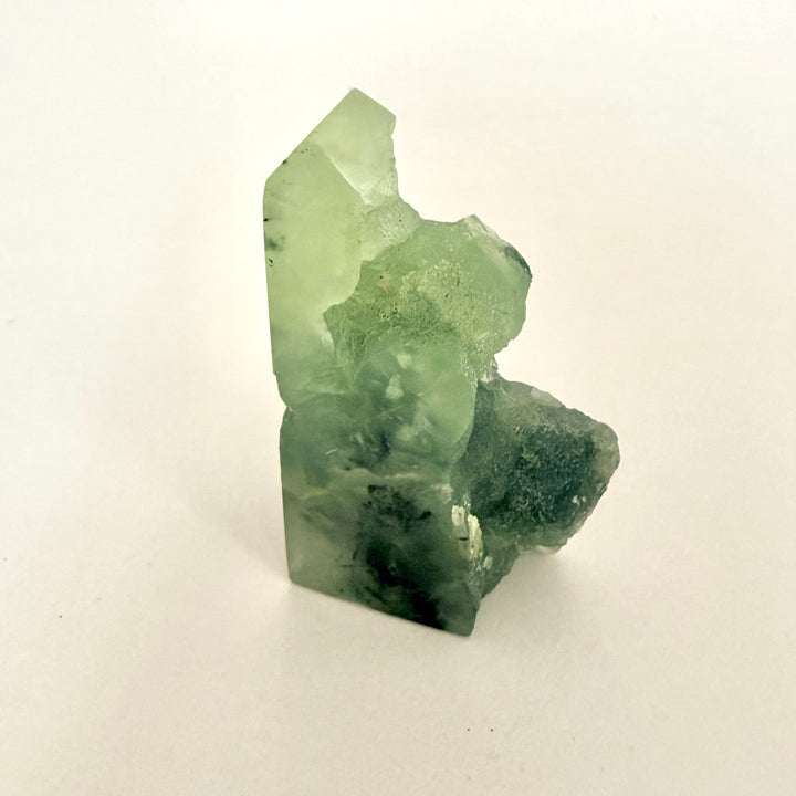Osittain hiottu prehniittitorni vaaleanvihreää luonnonkiveä
Partially polished prehnite tower in light green natural stone
