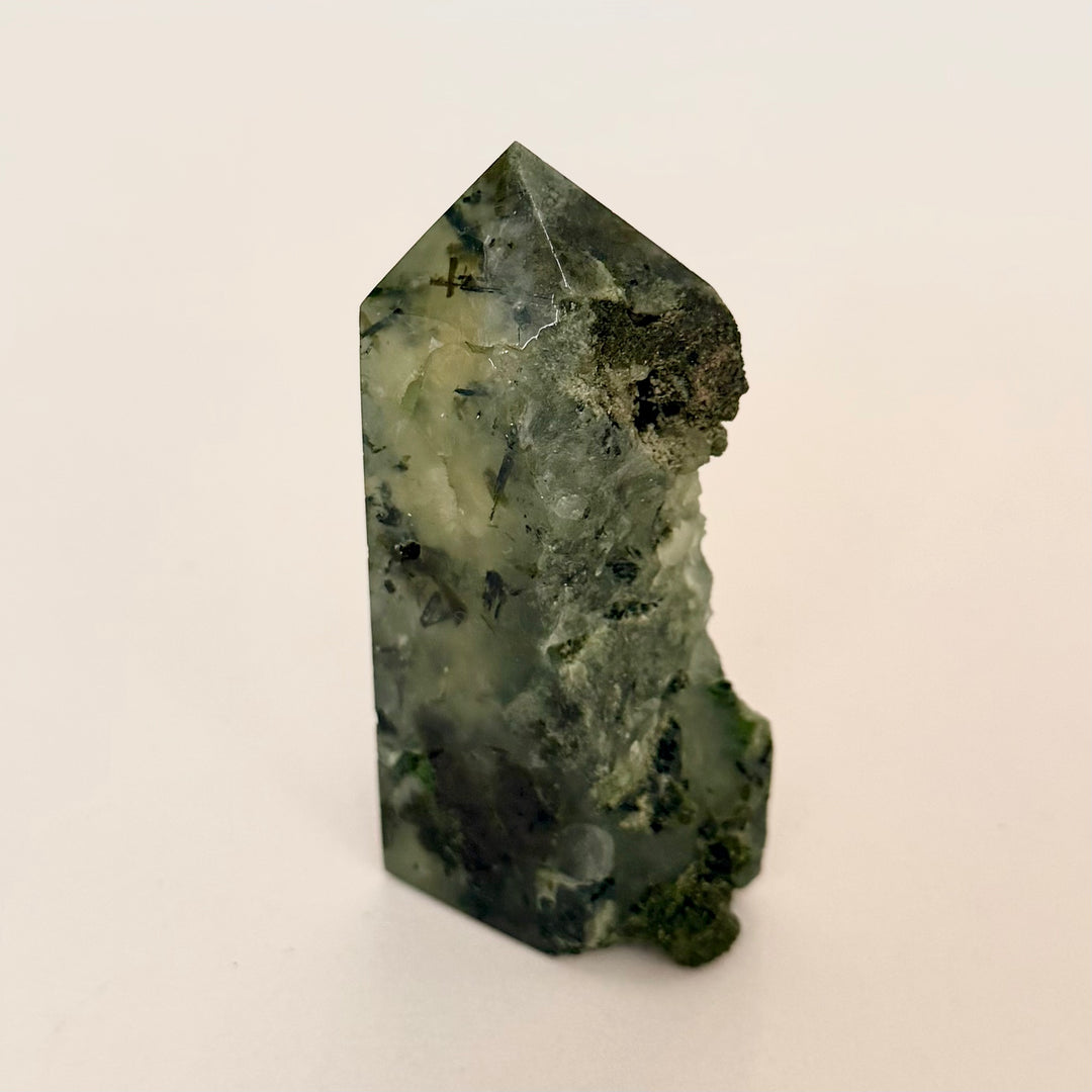 Osittain hiottu prehniittitorni vaaleanvihreää luonnonkiveä
Partially polished prehnite tower in light green natural stone