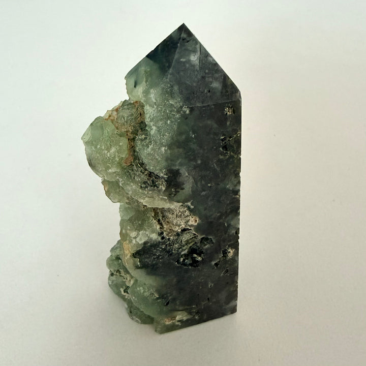 Osittain hiottu prehniittitorni vaaleanvihreää luonnonkiveä
Partially polished prehnite tower in light green natural stone
