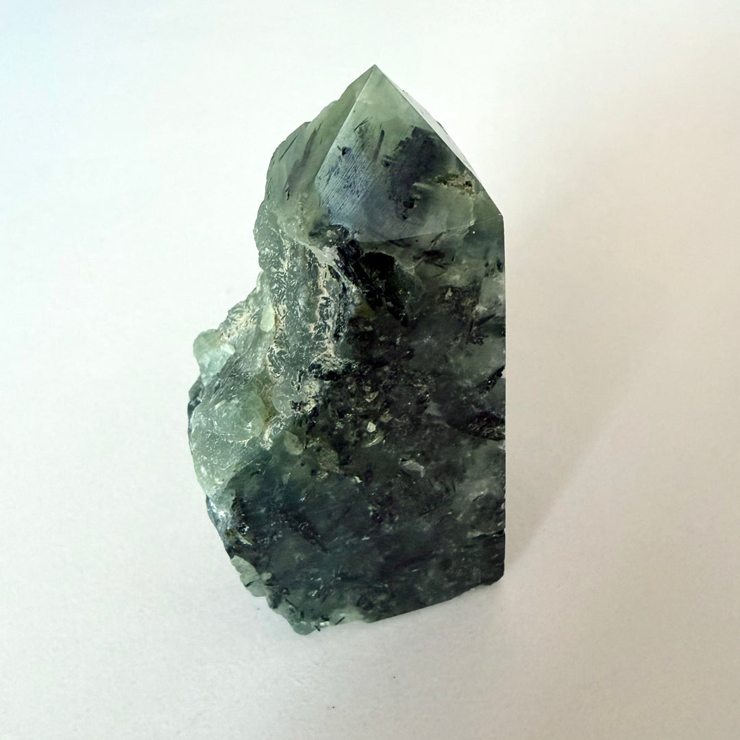 Osittain hiottu prehniittitorni vaaleanvihreää luonnonkiveä
Partially polished prehnite tower in light green natural stone